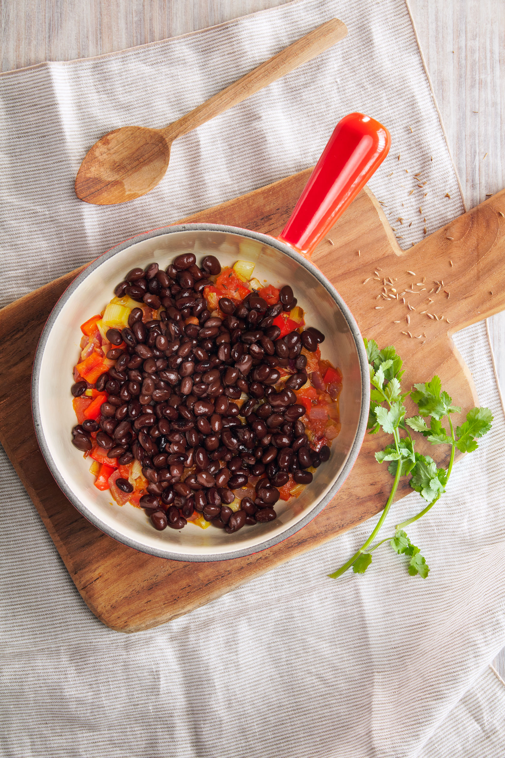 Sopa de frijoles negros con pesto de cilantro nueces pecanas y setas