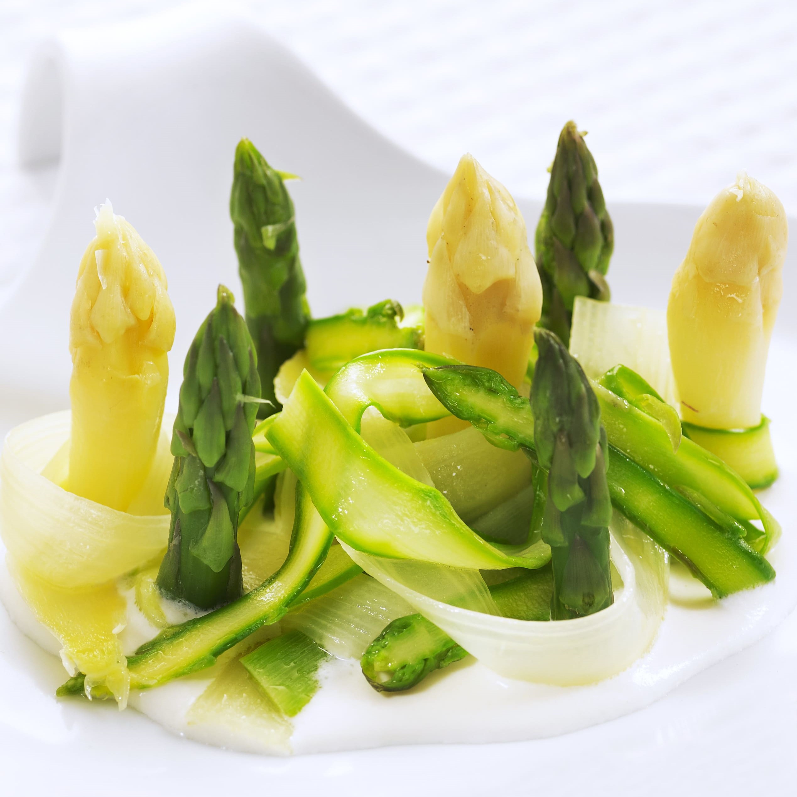 WHITE AND GREEN ASPARAGUS WITH CITRUS CREAM