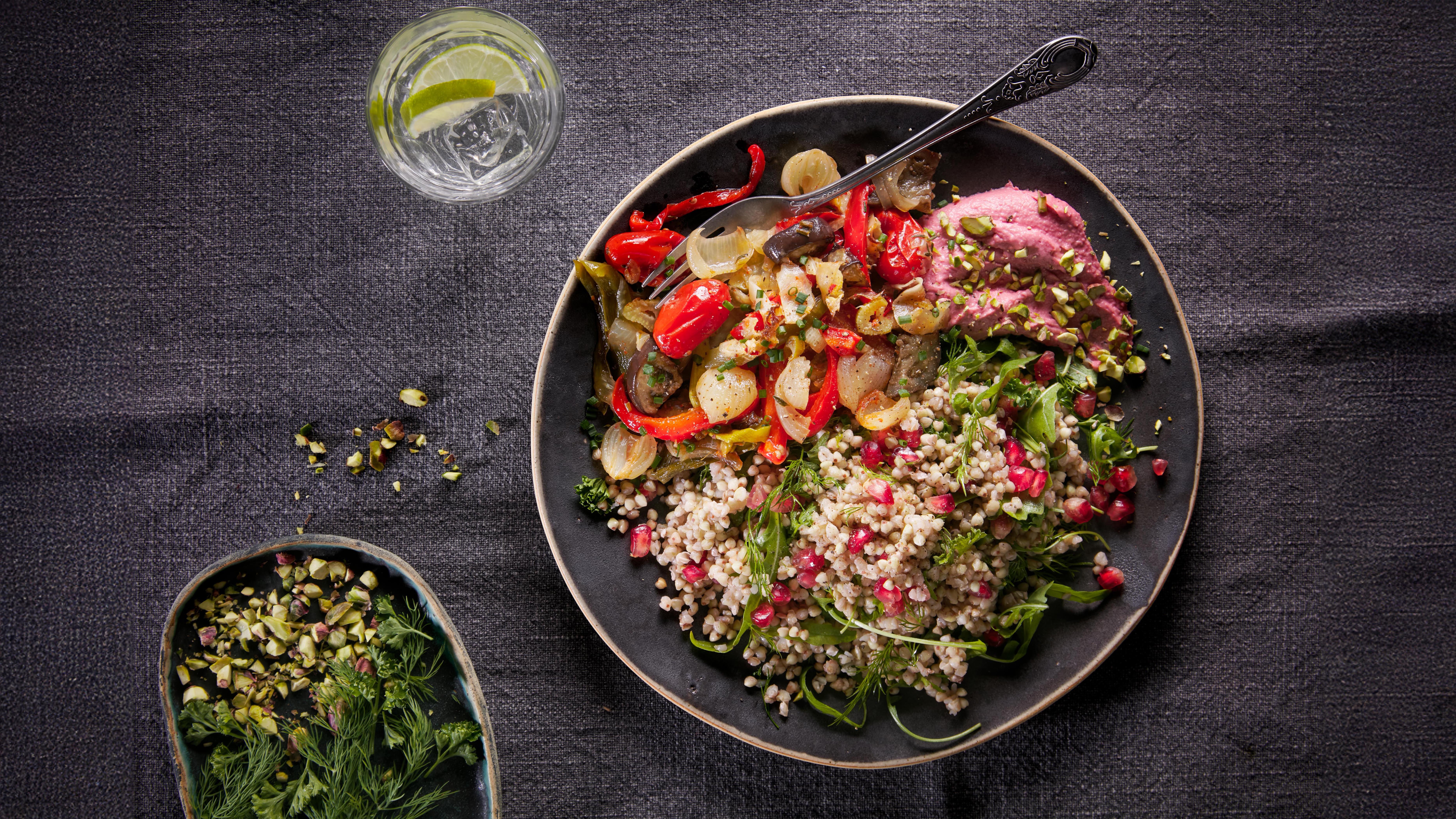 Ensalada de trigo sarraceno, verduras asadas y Elixir Energy