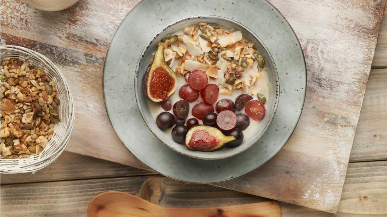 Muesli with seeds, fresh figs, grapes and Elixir Focus